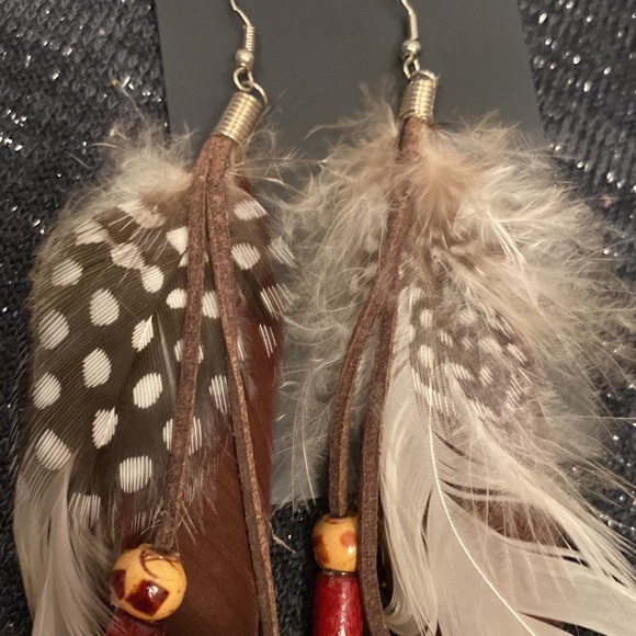 🆕Quail Feather 🪶 with Leather Accent Fish hook Earrings - Picture 4 of 4